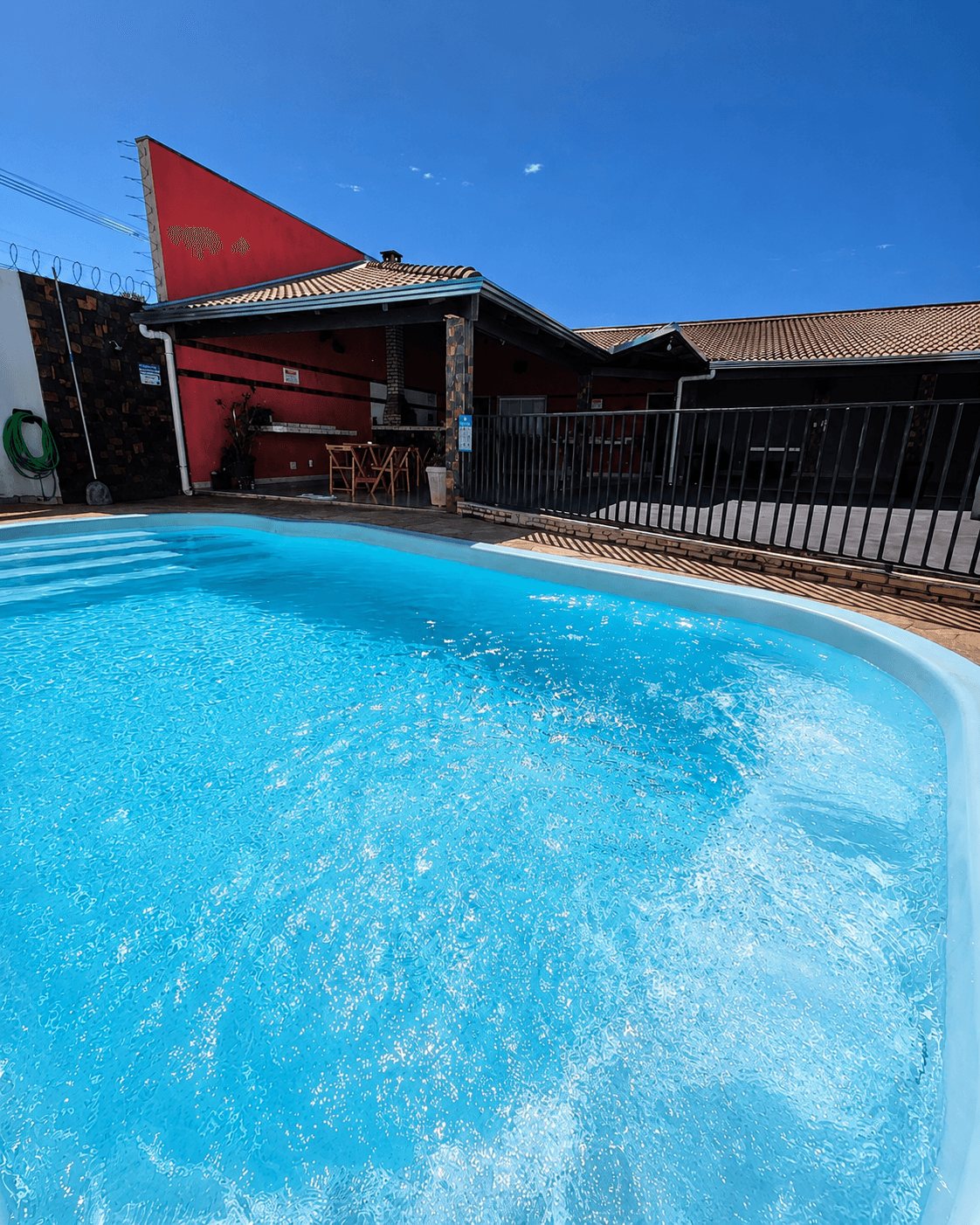 Detalhe da água azul-turquesa da piscina